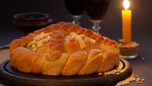 MNOGI GREŠE: Sveštenik objasnio kako se pravilno seče slavski kolač