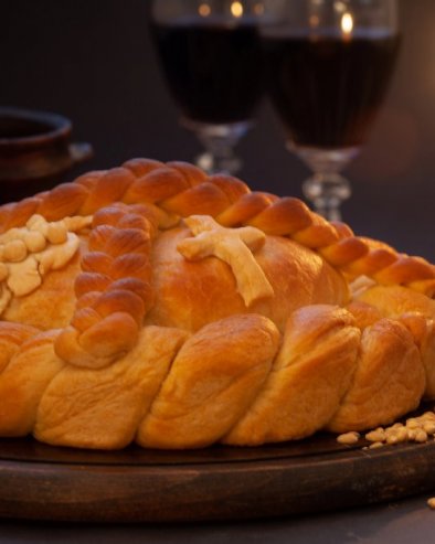 МНОГИ ГРЕШЕ: Свештеник објаснио како се правилно сече славски колач