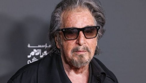 САЧЕКАО ЈЕ ДА ЉУБАВ ЊЕГОВОГ ЖИВОТА УМРЕ, ПА СЕ ОЖЕНИО? Глумац носи прстен на левој руци и не труди се да га сакрије!