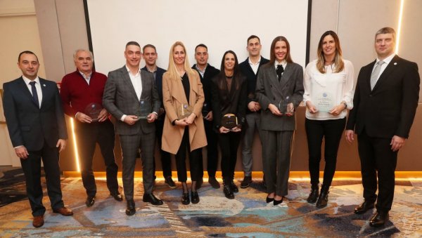 ПЛАКЕТЕ ЛЕГЕНДАМА: Одбојкашки савез Србије прославио 80.рођендан и наградио најзаслужније за развој трофејног спорта