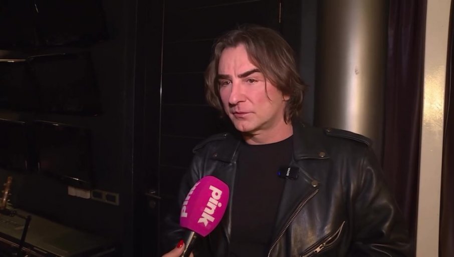 ПОНОВО У УЛОЗИ ДЕДА МРАЗА! Жељко Митровић је породици Јовановић прво обезбедио нови дом, а сада је малишанима улепшао празнике!