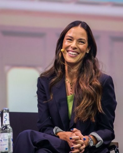 АНА ИВАНОВИЋ У КАПУТУ СЕЗОНЕ: Ова боја је тренутно највећи тренд, али не може свако да је понесе (ФОТО)