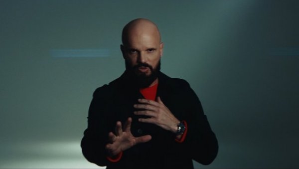 ХИТ НА ДРУШТВЕНИМ МРЕЖАМА: Бобан Рајовић у загрљају запевао уплаканој обожаватељки (ФОТО)