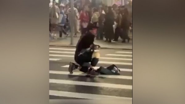 БАЦИО ДИМНЕ БОМБЕ, ПА НОЖЕМ ИЗБО ПУТНИКЕ У МЕТРОУ: Има мртвих и рањених, маскирани нападач након свирепог чина скочио са зграде  (ВИДЕО)