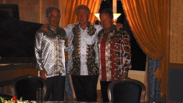 ЈА САМ ЖРТВЕНИ ЈАРАЦ: Клинтон оплео по Белој кући због контроверзних фотографија