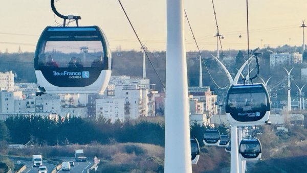 ГОНДОЛОМ НА ПОСАО И ФАКУЛТЕТ: У Паризу пуштена у саобраћај нова врста градског превоза, најдужа у Европи