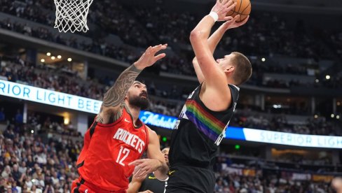 NIKOLA JOKIĆ JE PRAVI GOSPODIN! Pošteno ga prebili protiv Hjustona, a on posle meča pokazao klasu (VIDEO)