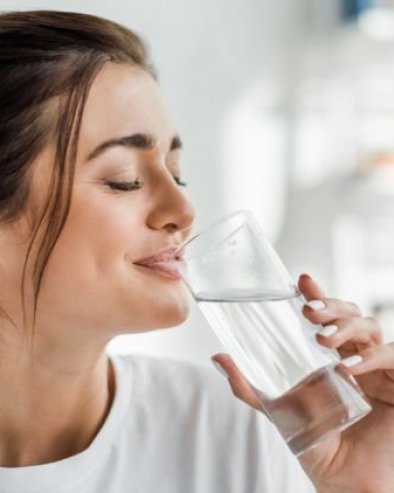 МИТ ИЛИ ИСТИНА: Да ли вода пре оброка помаже у мршављењу?