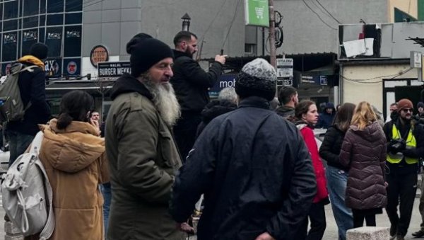 СЕАД ТОСКИЋ НА СКУПУ У НОВОМ ПАЗАРУ: Радикални исламиста подржава блокадере (ФОТО)