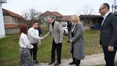 Predstavnici Srpske liste posetili osmočlanu porodicu Jović u Ranilugu (FOTO)
