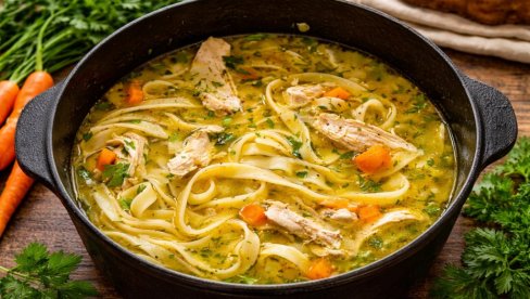 БИСТРА ПИЛЕЋА СУПА СА РЕЗАНЦИМА: Класична и укусна супа - Савршен ручак или лагана вечера!