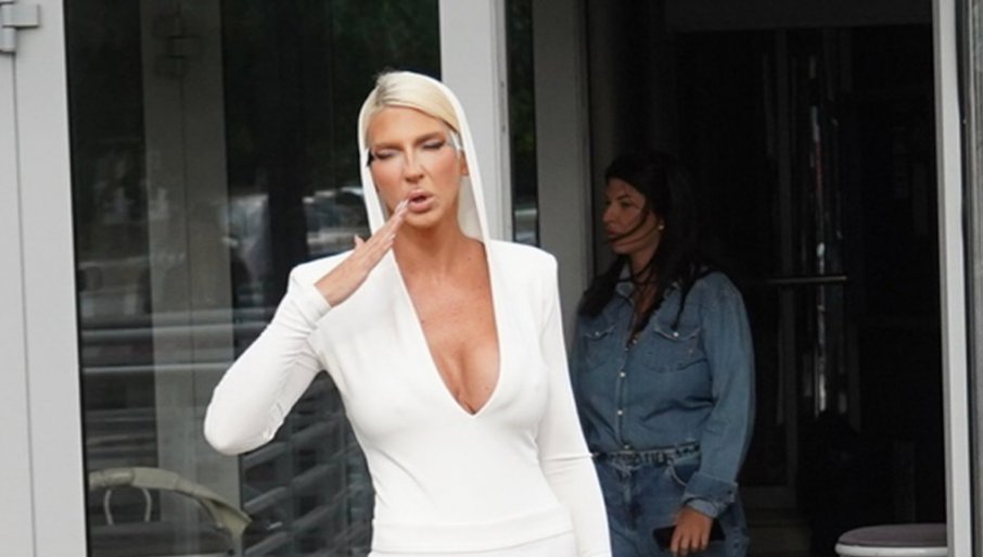 КАРЛЕУША ОТКРИЛА ДА СЕ ОВАЈ ПОЗНАТИ ПЕВАЧ ЛОЖИ НА ЊУ Његова жена све сазнала: Она нема ништа против!