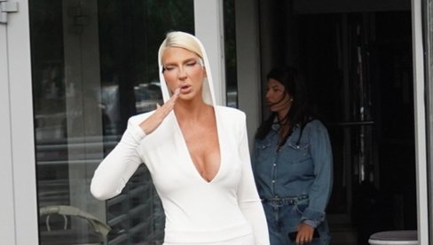 КАРЛЕУША ОТКРИЛА ДА СЕ ОВАЈ ПОЗНАТИ ПЕВАЧ ЛОЖИ НА ЊУ Његова жена све сазнала: Она нема ништа против!