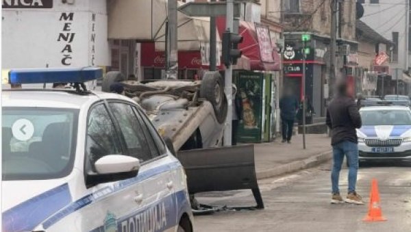 СТРАВИЧАН УДЕС У ВАЉЕВУ: Аутомобил завршио на крову - Полиција на лицу места (ФОТО)