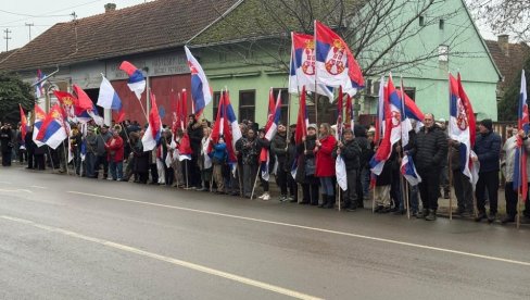 VUČIĆ I PELEGRINI U BAČKOM PETROVCU: Veliki broj građana čeka dvojicu predsednika (VIDEO)