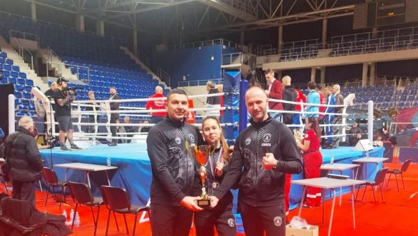 ТИТУЛА БОКСЕРКИ ИЗ ПАРАЋИНА:  Ленки злато и признање у Зрењанину за најбољу такмичарку