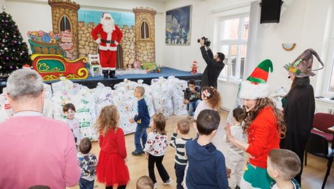 „NOVOGODIŠNJA ČAROLIJA“ I PAKETIĆI ZA MALIŠANE ZAPOSLENIH „GRADSKE ČISTOĆE“