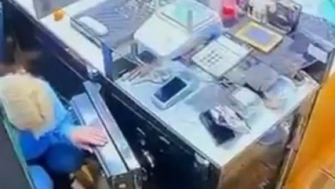 ИСПЛИВАО СНИМАК ХАПШЕЊА ПЉАЧКАША ЗЛАТАРЕ У НОВОМ ПАЗАРУ: Покрали накит вредан 400.000 евра, па се упутили у кафану (ВИДЕО)