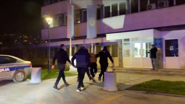 ПРИВЕДЕН БЛОКАДЕР СА ДЕБЕЛОМ КРИВИЧНОМ ПРОШЛОШЋУ: Осумњичени за пљачку златаре у Пазару довођен у везу са крађама и убиством