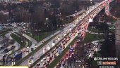 VELIKE GUŽVE NA ULICAMA BEOGRADA: Mostovi zatvoreni, Autokomanda začepljena (FOTO)