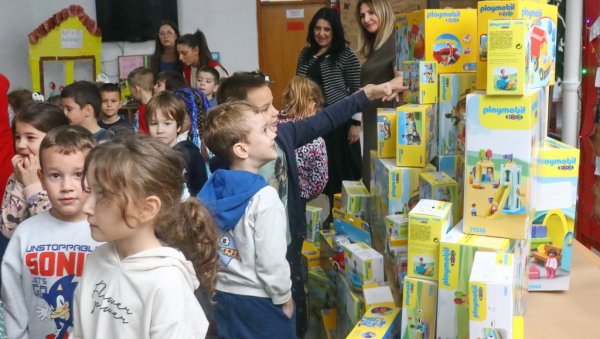 ВИШЕ ОД ИГРАЧАКА: Шабачки градоначелник обрадовао малишане на педијатрији Шабачке болнице