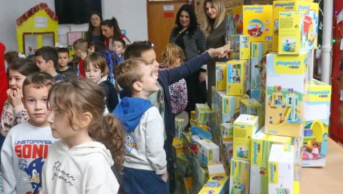 ВИШЕ ОД ИГРАЧАКА: Шабачки градоначелник обрадовао малишане на педијатрији Шабачке болнице