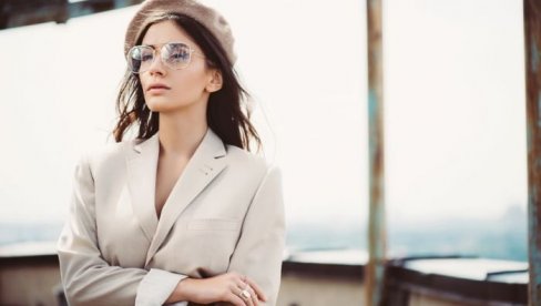 JEDNA FRIZURA IMA POSEBNO PODMLAĐUJUĆ EFEKAT: Nenametljiva je i elegantna