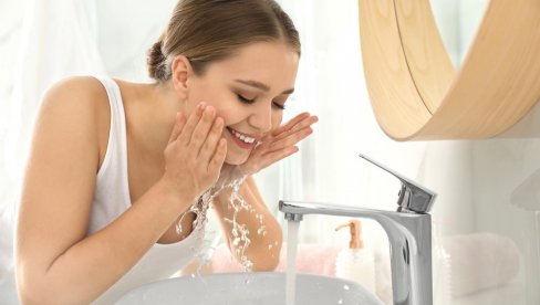 TOPLA ILI HLADNA? Dermatolozi objašnjavaju kakva voda je idealna za umivanje lica
