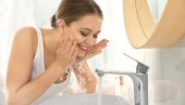 TOPLA ILI HLADNA? Dermatolozi objašnjavaju kakva voda je idealna za umivanje lica