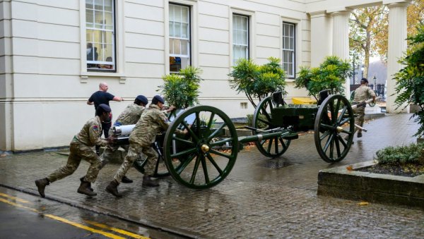 ЗА МАТУРАНТЕ И СТУДЕНТЕ: Британци уводе добровољну плаћену војну обуку за младе као „заштиту од Русије“