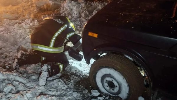 ПОРОДИЦА ОСТАЛА ЗАВЕЈАНА У КОЛИМА У КЛАДОВУ: Спасилачка екипа одмах реаговала (ФОТО)