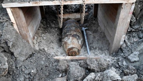 UKLONJENA BOMBA IZ DRUGOG SVETSKOG RATA: Evo kako je je izgledalo njeno premeštanje iz Beograda na vodi (FOTO/VIDEO)