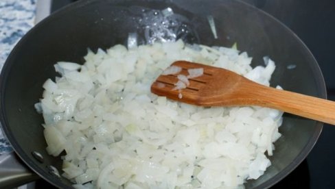 KAKO PROFESIONALNI KUVARI DINSTAJU LUK? Dodaju dva svima poznata sastojka