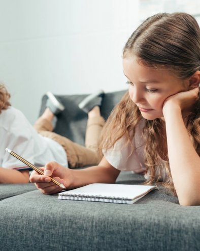 ДА ЛИ СТАРИЈЕ ДЕТЕ ТРЕБА ДА ЧУВА МЛАЂЕ? Шта кажу педагози о вечитој дилеми родитеља