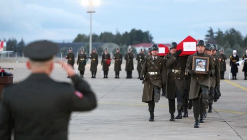 ОДРЖАНА ЦЕРЕМОНИЈА ОПРОШТАЈА ОД ЛИБИЈСКОГ ГЕНЕРАЛА: Стотине људи опростило се од команданта страдалог у авионској несерећи