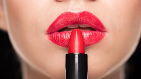 ТРИК ШМИНКЕРА СА КАРМИНОМ ЋЕ УЧИНИТИ ДА ТРАЈЕ ЦЕО ДАН: Додајте два корака пре наношења и видећете разлику
