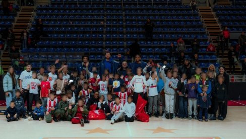 ОСМЕСИ НА ТРИБИНАМА: Фондација Меридиан и КК Црвена звезда обрадовали најмлађе