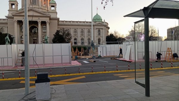 НАКОН МОЛБЕ ПРЕДСЕДНИКА ВУЧИЋА: Уклоњени шатори испред Скупштине (ФОТО)