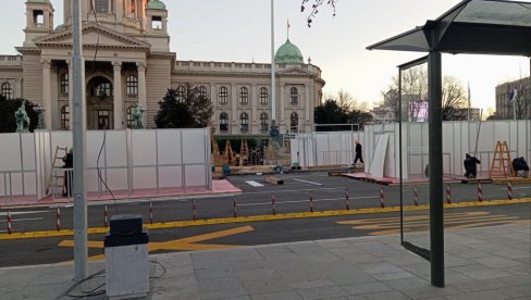 НАКОН МОЛБЕ ПРЕДСЕДНИКА ВУЧИЋА: Уклоњени шатори испред Скупштине (ФОТО)