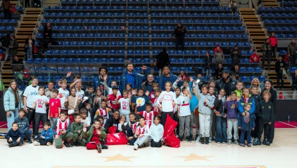 ОСМЕСИ НА ТРИБИНАМА: Фондација Меридиан и КК Црвена звезда обрадовали најмлађе