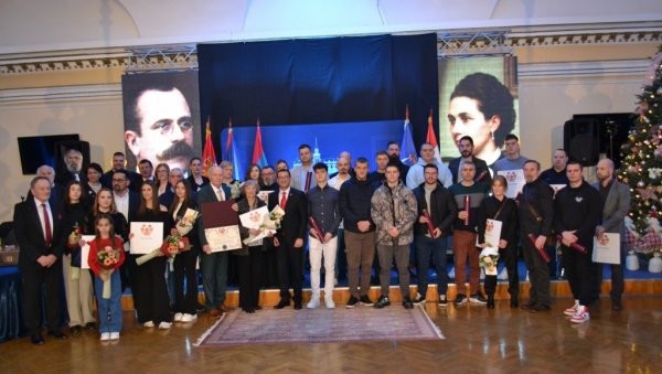 НАЈИСТАКНУТИЈИ ПОЈЕДИНЦИ И КОЛЕКТИВИ У КИКИНДИ НАГРАЂЕНИ ПОВОДОМ ДАНА ГРАДА   Др Антал на челу лауреата