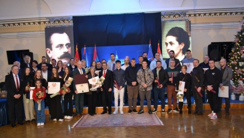 НАЈИСТАКНУТИЈИ ПОЈЕДИНЦИ И КОЛЕКТИВИ У КИКИНДИ НАГРАЂЕНИ ПОВОДОМ ДАНА ГРАДА   Др Антал на челу лауреата