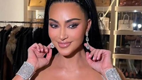 ПОГЛЕДАЈТЕ КАКО СУ НАЈВЕЋЕ ЗВЕЗДЕ ПРОСЛАВИЛЕ БОЖИЋ: Неки у пиџами, неки у шљокицама, а она је украла сву пажњу својим видеом!