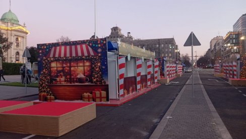 ШАТОРЕ ИСПРЕД НАРОДНЕ СКУПШТИНЕ ЗАМЕНИЛИ УКРАСНИ ОБЈЕКТИ И ЈЕЛКЕ: Постављено Божићно село, како је најавио председник Вучић