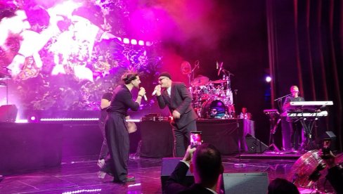 ЈУЖЊАЦИ НА СЦЕНИ: Принц од Врање први специјални гост на концерту Тропико бенда (ФОТО)