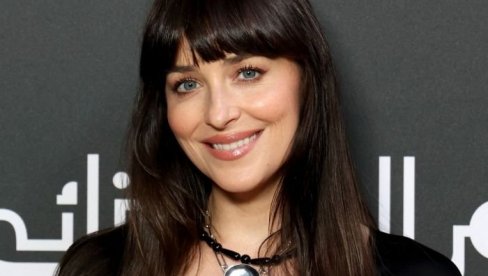 RASKINULA SA KRISOM MARTINOM, PA ZAVRŠILA NA VEČERI SA NJEGOVIM KOLEGOM: 8 godina mlađim! (FOTO)