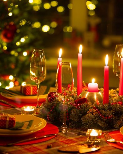 ТРЕНДОВИ ДЕКОРИСАЊА ТРПЕЗЕ ЗА ДОЧЕК 2026. ГОДИНЕ: Традиција у новом руху