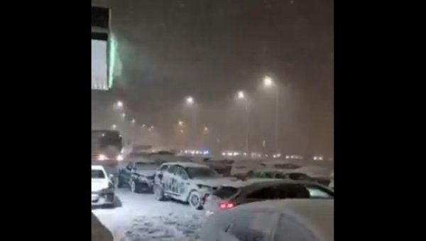 СНЕГ ОКОВАО ПОЉСКУ: Колона возила дуга 20 километара - стотине људи остале заробљене у својим аутомобилима (ВИДЕО)