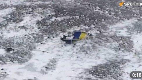 NEOBIČAN SNIMAK SA PRVE LINIJE FRONTA: Pogledajte neuspele pokušaje Kijeva da postavi zastavu Ukrajine pomoću dronova baba jaga (VIDEO)