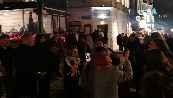 НАРОДНО ВЕСЕЉЕ: Београђани славе дочек Нове 2026. у Скадарлији (ФОТО/ВИДЕО)